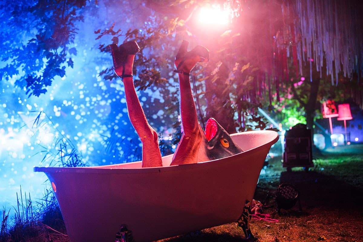 Artistic bathtub scene with dramatic blue and red lighting at Massarium wellness